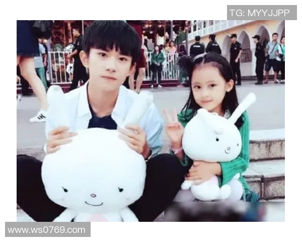 幼儿与足球明星亲密合影展现梦想与希望的美好瞬间